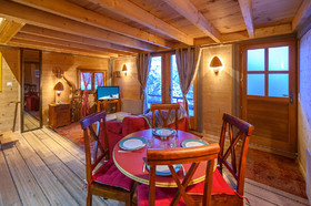 Petit chalet, avec vues extérieures